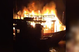 Bốn tàu cá bốc cháy dữ dội trong đêm ở Quảng Bình