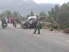 Ô tô tông vào taluy bên đường, 4 người thương vong