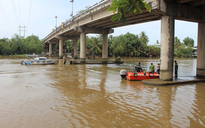 Sà lan chở cát bị chìm, vợ chồng tài công mất tích