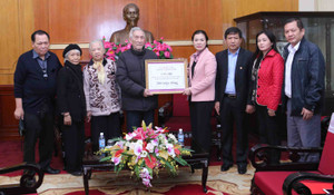 Gia đình cụ Trịnh Văn Bô trao 200 triệu đồng ủng hộ đồng bào lũ lụt miền Trung