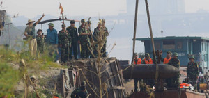 Toàn cảnh trục vớt bom dưới chân cầu Long Biên