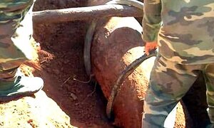 Nông dân bổ củi trên quả bom nặng hơn 250kg suốt nhiều năm