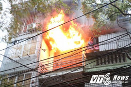 Cháy lớn cửa hàng phụ tùng ô tô trên phố Trần Khát Chân, Hà Nội