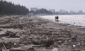 Ảnh: 5km bờ biển Đà Nẵng tràn ngập gần trăm tấn rác