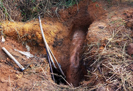 Múc đất sau khu nhà ở giáo viên, phát hiện quả bom hơn 1 tấn còn nguyên kíp nổ