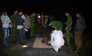 Ngủ ngoài đường, 'ma men' bị xe máy cán chết