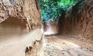 Lâm tặc khoét núi mở đường để kéo gỗ, cán bộ kiểm lâm nói chỉ là 'đường mòn'