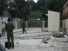 Trụ ăng ten truyền thanh đổ sập, 2 người thương vong