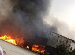 Nhà máy bánh kẹo ở Thanh Hóa bốc cháy ngùn ngụt