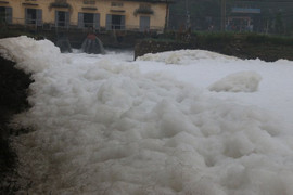 Cận cảnh dòng sông 'tuyết' trắng xóa ở Hà Nam