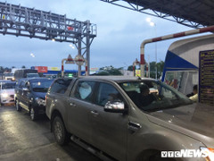 Video: Nhân viên BOT Cần Thơ - Phụng Hiệp thu sai giá vé, tài xế dừng xe cố thủ tại trạm