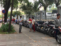 Những bãi giữ xe 'vua' trên vỉa hè quận 1