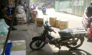 Đang bán hàng, chủ tiệm tạp hóa bị thanh sắt dài hơn 1m rơi trúng