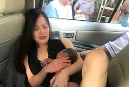 Kẹt xe không kịp đến bệnh viện, chồng đỡ đẻ cho vợ trên taxi
