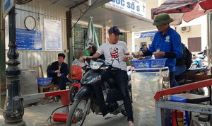 'Chặt chém' người gửi xe, nhân viên giữ xe Bệnh viện Bạch Mai bị đuổi việc