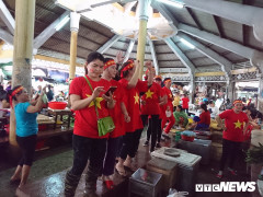 Tiểu thương Huế đeo băng rôn cầm cúp chạy quanh chợ hò vang 'Việt Nam vô địch'