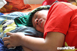 Mẹ trung vệ Bùi Tiến Dũng sung sướng khóc đến ngất xỉu khi U23 Việt Nam gỡ hòa 1-1