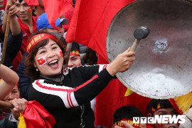 Sân Mỹ Đình 'nổ tung' sau pha sút phạt đẹp như mơ của Quang Hải