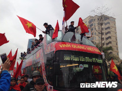 Dân Thủ đô trèo cây chờ gần 4 giờ vẫn chưa gặp được tuyển thủ U23 Việt Nam