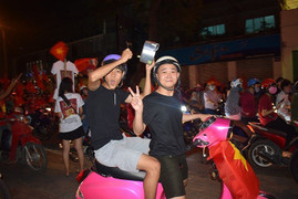 Bị đụng xe ngã chổng kểnh vẫn cười vì người đụng hô 'Việt Nam vô địch'