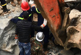 Đang lái máy múc, tài xế bị tảng đá đè chết