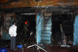 'Bà hỏa' thiêu rụi cửa hàng đồ điện khi cả nhà đi ăn tất niên