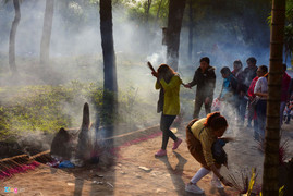 Ảnh: Khói hương nghi ngút không mở nổi mắt, rác xả vô tội vạ ở chốn linh thiêng ngày đầu năm mới