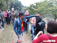 Ảnh: Độc đáo phiên chợ ném cà chua một năm chỉ họp một lần ở Thanh Hóa