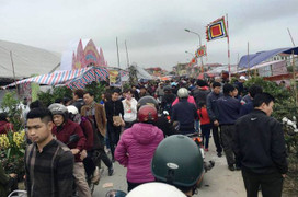 Dòng người ùn ùn đổ về chợ Viềng Nam Định trước giờ khai hội