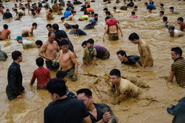 Ảnh: Hàng trăm người lao xuống ao bắt cá lấy may trong giá rét
