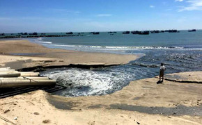 Tạm dừng dự án xả nước thải đen ngòm ra biển Bình Thuận