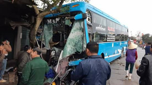 Xe khách quay đầu bị container đâm trúng, phụ xe chết tại chỗ