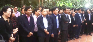 Quan chức xếp hàng tại lễ hội phát ấn còn lễ hội 'thề không tham nhũng' thì vắng bóng