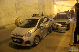 4 ô tô tông nhau liên hoàn trong hầm chui ở Hà Nội