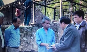 Căn nhà gỗ cháy dữ dội, ông ôm 2 cháu chạy ra ngoài may mắn thoát chết