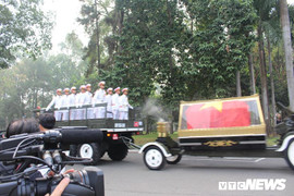 Linh xa đưa linh cữu nguyên Thủ tướng Phan Văn Khải về đất mẹ Củ Chi