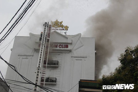 Cháy dữ dội quán karaoke lớn nhất Hà Tĩnh: Người mắc kẹt chờ giải cứu