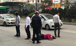 Tài xế mặc áo Grab tông phụ nữ bất tỉnh rồi phóng xe bỏ chạy