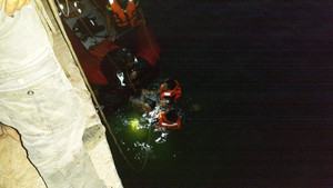 Nghi bị cấm yêu, đôi nam nữ nhảy hồ tự tử