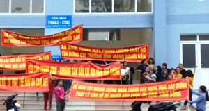 Hỏa hoạn liên tiếp xảy ra, dân chung cư căng băng rôn cầu cứu ở Nghệ An