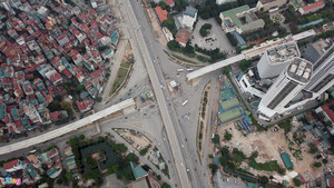 Ảnh: Cận cảnh tuyến metro chậm tiến độ gần một thập kỷ ở Hà Nội