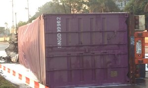 Xe container lật nhào rồi bốc cháy, 2 người chết trong cabin