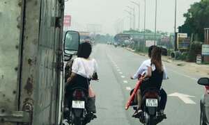 Nam thanh nữ tú đầu trần chạy xe máy dàn hàng ngang rước dâu trên quốc lộ