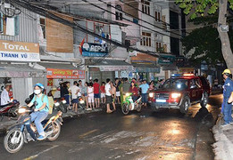 Nam thanh niên lao vào căn nhà rực lửa cứu nạn nhân ra ngoài