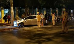 Ô tô 4 chỗ lấn làn tông xe máy, cả gia đình thương vong