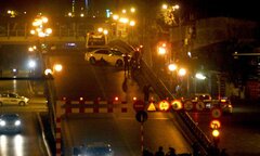 Ô tô Mercedes tông nát xe máy, cầu vượt Thái Hà tê liệt lúc rạng sáng