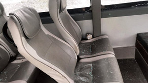 Nhóm thanh niên ném đá làm vỡ kính xe khách trên cao tốc, nhiều người nhập viện