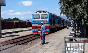 Tàu chở khách trật bánh khỏi ray, đường sắt Bắc - Nam tê liệt
