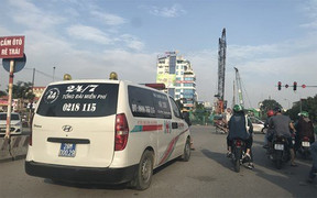 Nghi vấn xe cấp cứu 'dù' gắn biển xanh tỉnh Hòa Bình