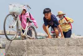 Ảnh: Học sinh liều mình đi qua cầu sắp sập ở Quảng Nam